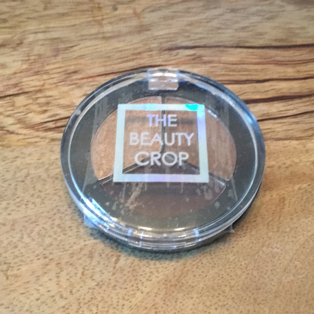 The beauty crop eyeshadow trio in Love U So Latte